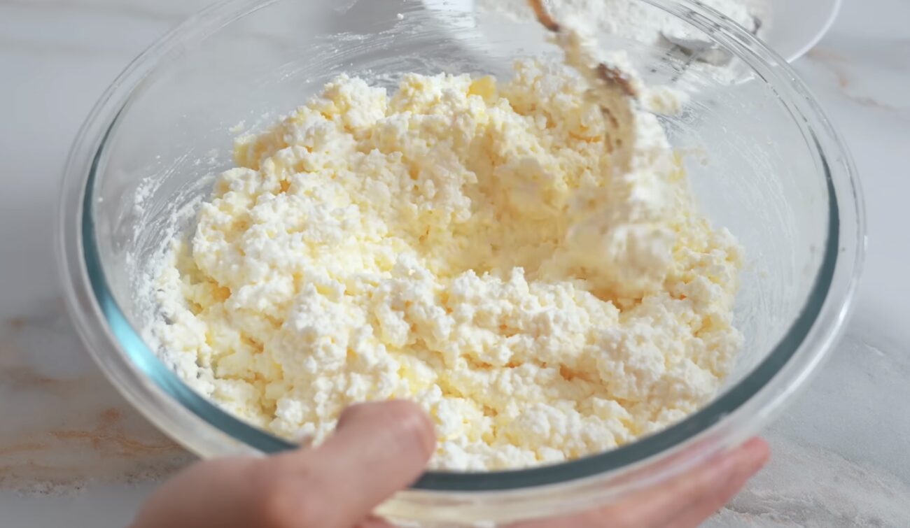 Господині розповіли, чому не можна додавати яєчний білок в тісто для сирників