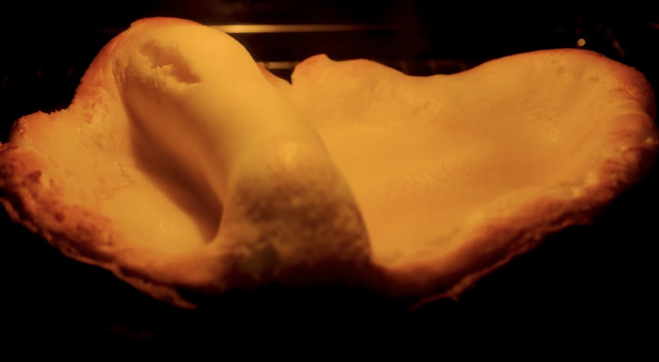 Господині поділилися рецептом популярного млинця у духовці 