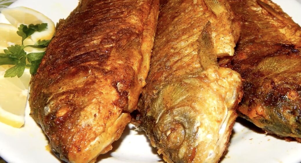 5 хвилин часу, кілька хитрих рухів – і карасі ніжні, ніби без кісточок: цьому “трюку” навчила бабуся з села 