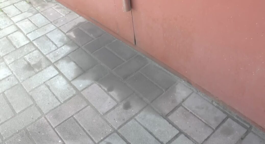 Потік бак в машині, і тепер на бруківці біля дому плями: сусід-автомеханік показав, як легко їх позбутися 