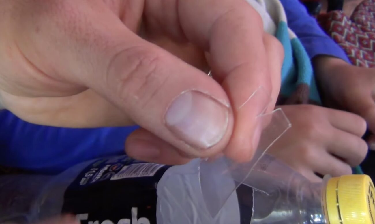 Господині розповіли, як дістати кліща зі шкіри за допомогою пляшки