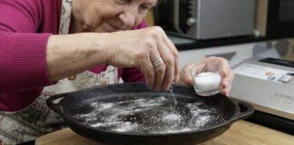 Господині розповіли, як захистити деко від нагару. Фото: Добрі новини