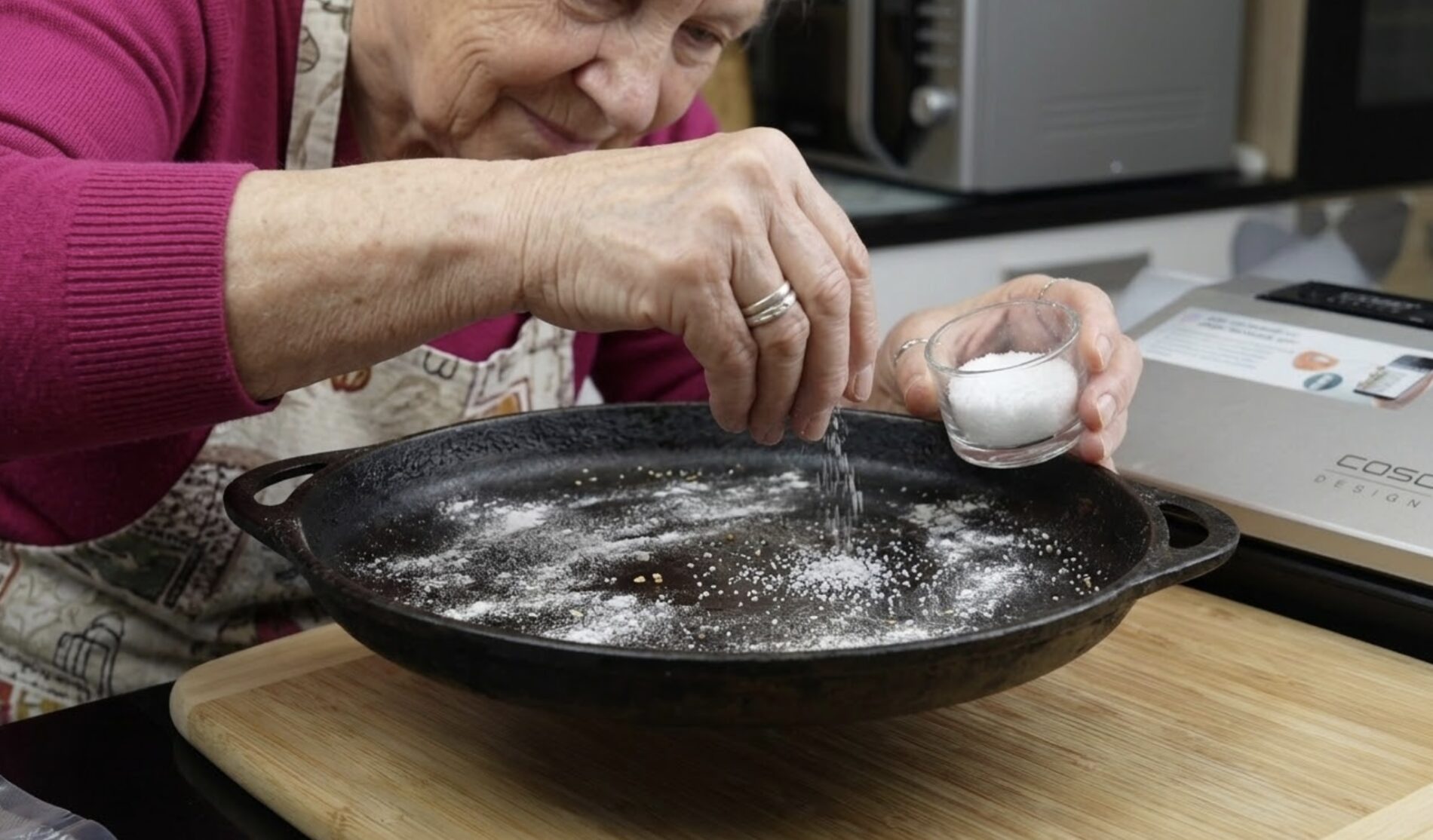 Господині розповіли, як захистити деко від нагару