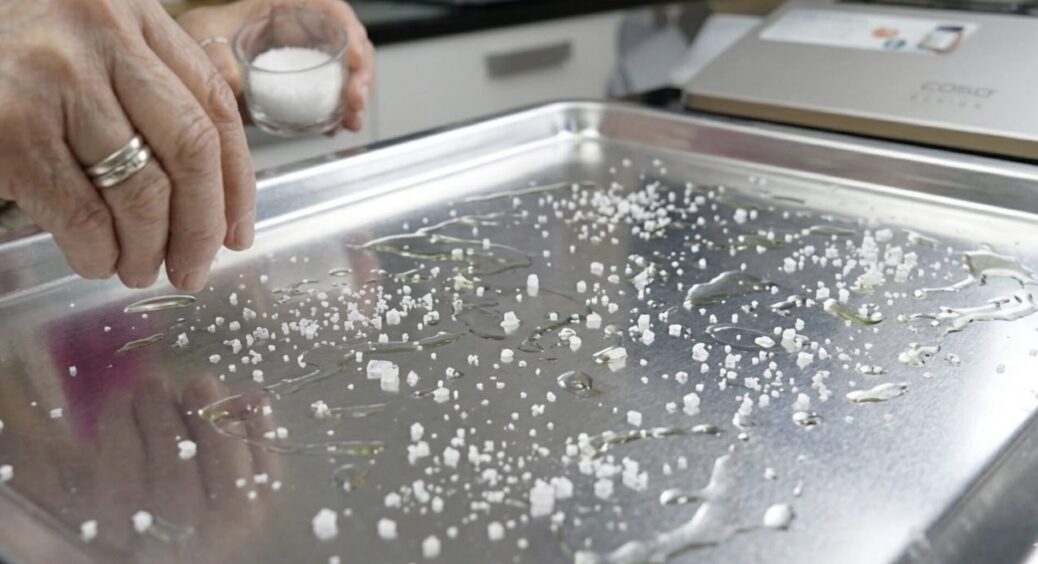 Змішую 1 ложки солі та 2 ложки олії і забуваю про побутові проблеми – за цей трюк треба премію видати 