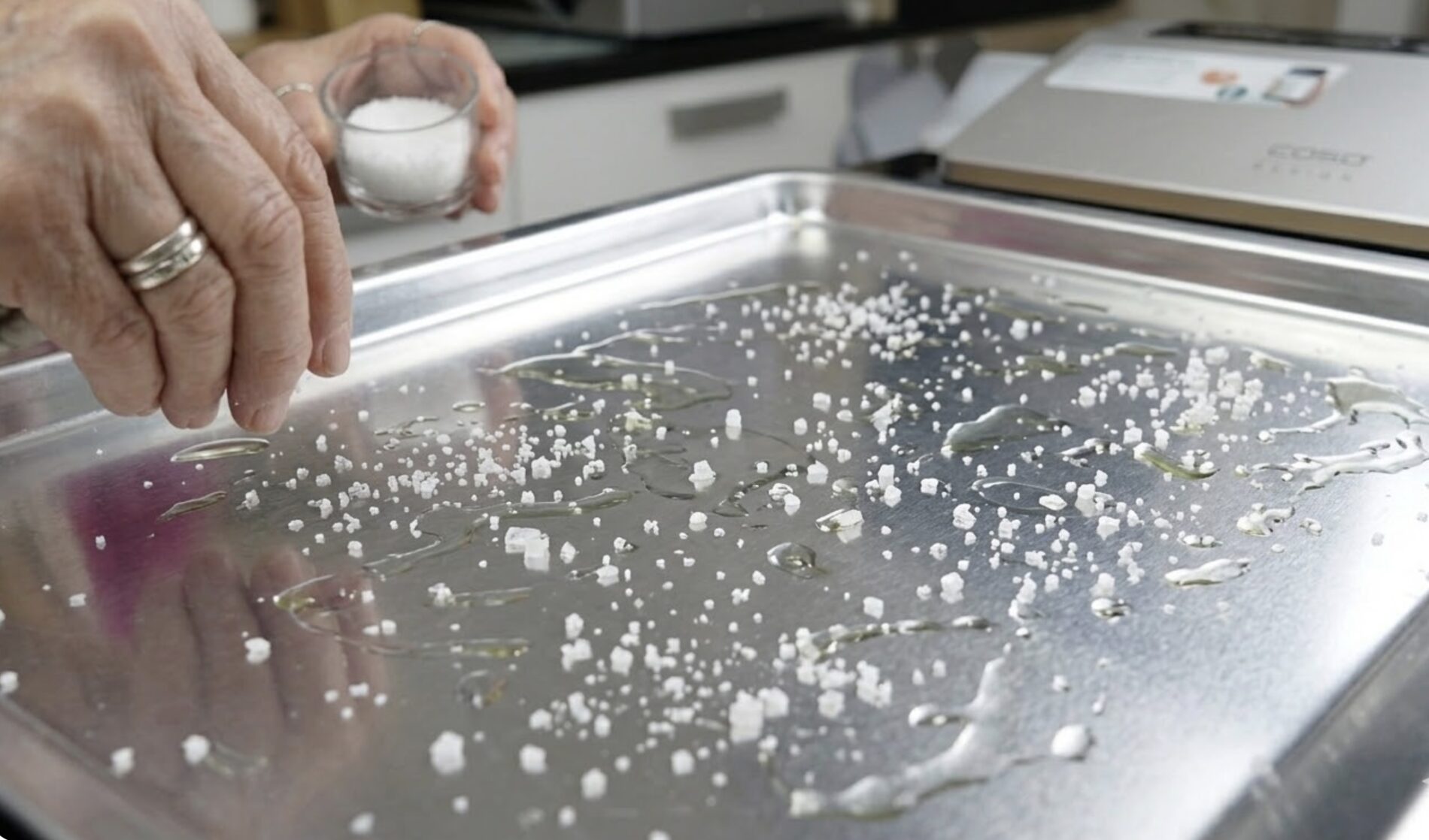 Господині розповіли, як готувати їжу в духовці без пергаменту