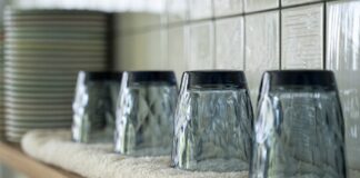 Господині розповіли, як неправильно висушений посуд може впливати на здоровʼя. Фото: Добрі новини