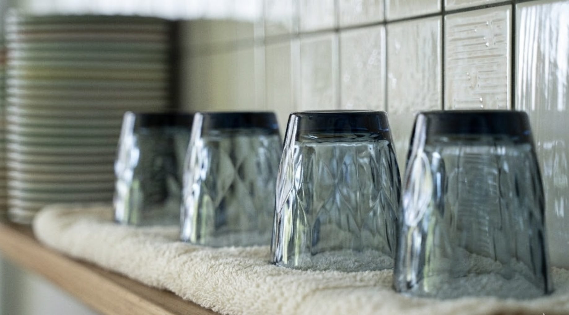 Господині розповіли, як неправильно висушений посуд може впливати на здоровʼя. Фото: Добрі новини