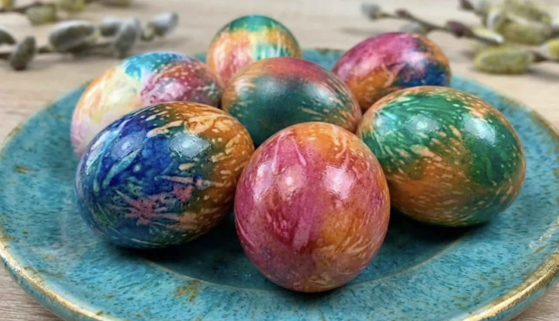 Як пофарбувати крашанки за допомогою серветок. Фото: Добрі новини