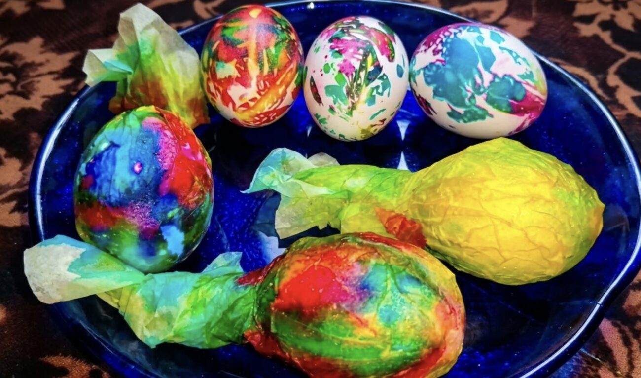 Як пофарбувати крашанки за допомогою серветок. Фото: Добрі новини