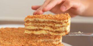 Господині поділилися рецептом швидкого торта без випікання і печива. Фото: YouTube Alina FooDee