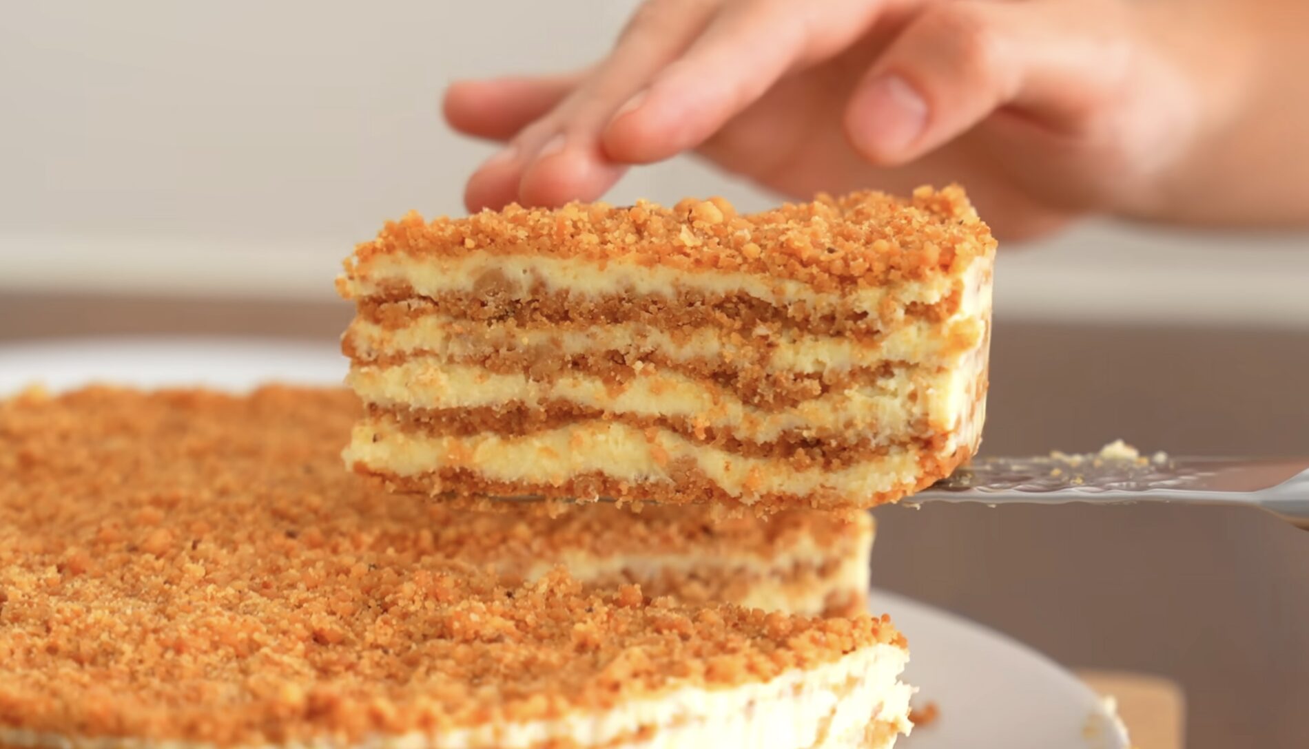 Господині поділилися рецептом швидкого торта без випікання і печива. Фото: YouTube Alina FooDee