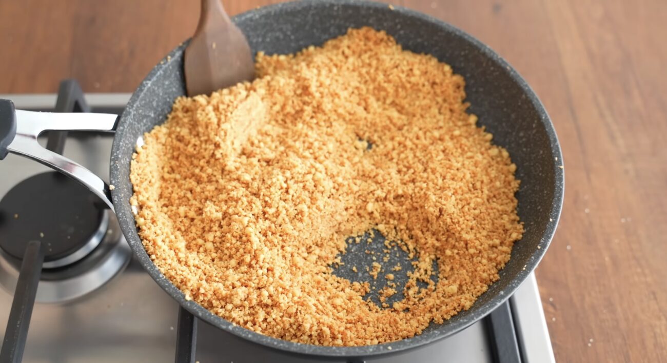 Господині поділилися рецептом швидкого торта без випікання і печива. Фото: YouTube Alina FooDee