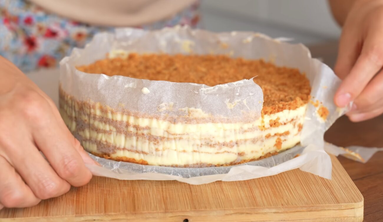 Господині поділилися рецептом швидкого торта без випікання і печива. Фото: YouTube Alina FooDee
