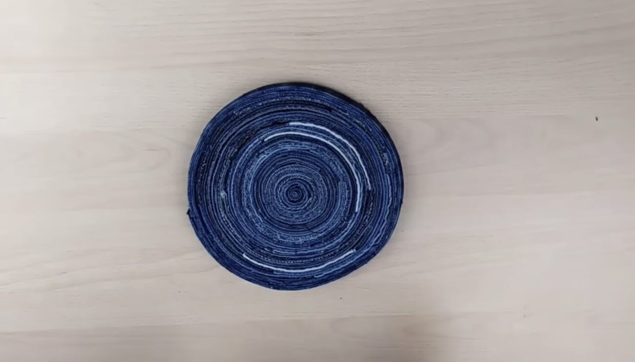 Господині знайшли геніальні способи використати старі джинси вдома. Фото: YouTube Sewing Ideas Господині знайшли геніальні способи використати старі джинси вдома. Фото: YouTube Sewing Ideas