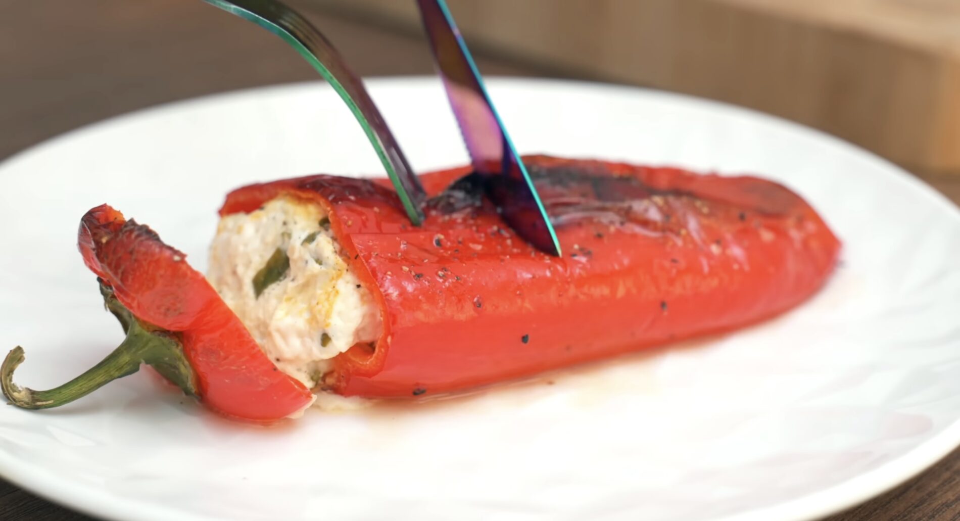 Господині поділилися рецептом фаршированого перцю з сиром. Фото YouTube Alina FooDee