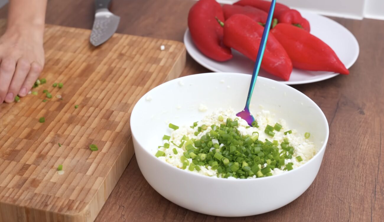 Господині поділилися рецептом фаршированого перцю з сиром. Фото YouTube Alina FooDee