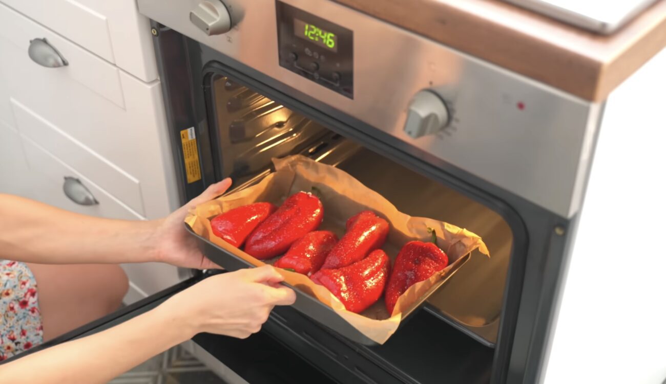 Господині поділилися рецептом фаршированого перцю з сиром. Фото YouTube Alina FooDee