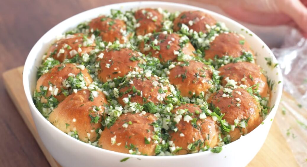 Ці “дахосносні” пампушки до борщу приготує навіть 10-річна дитина: покроковий рецепт ароматної випічки 