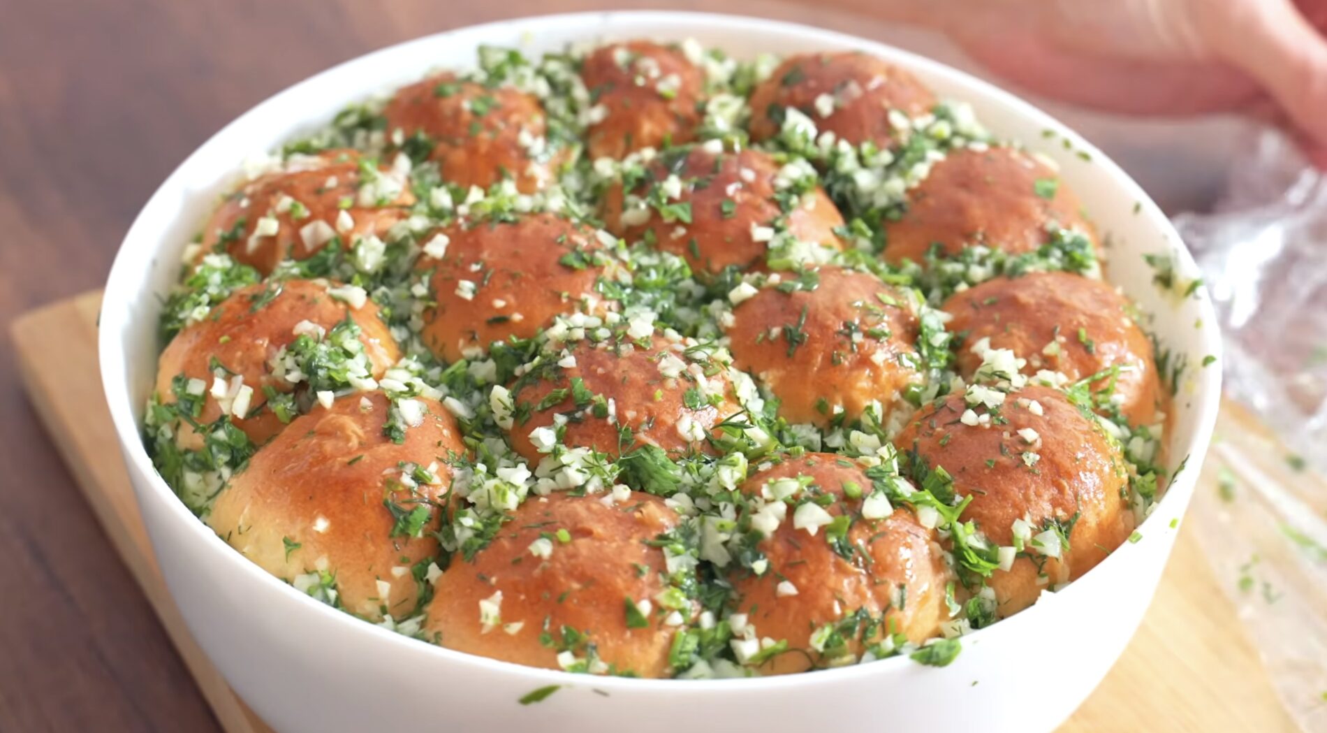 Господині поділилися рецептом домашніх пампушок з часником. Фото: YouTube Alina FooDee