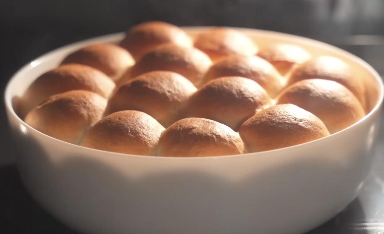 Господині поділилися рецептом домашніх пампушок з часником. Фото: YouTube Alina FooDee