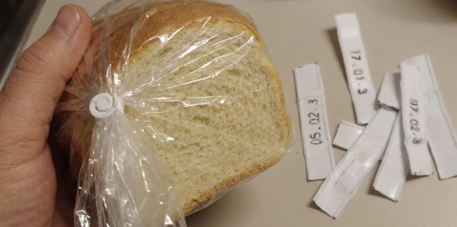 Господині розповіли, як використати затискачі від хлібних упаковок. Фото: Добрі новини