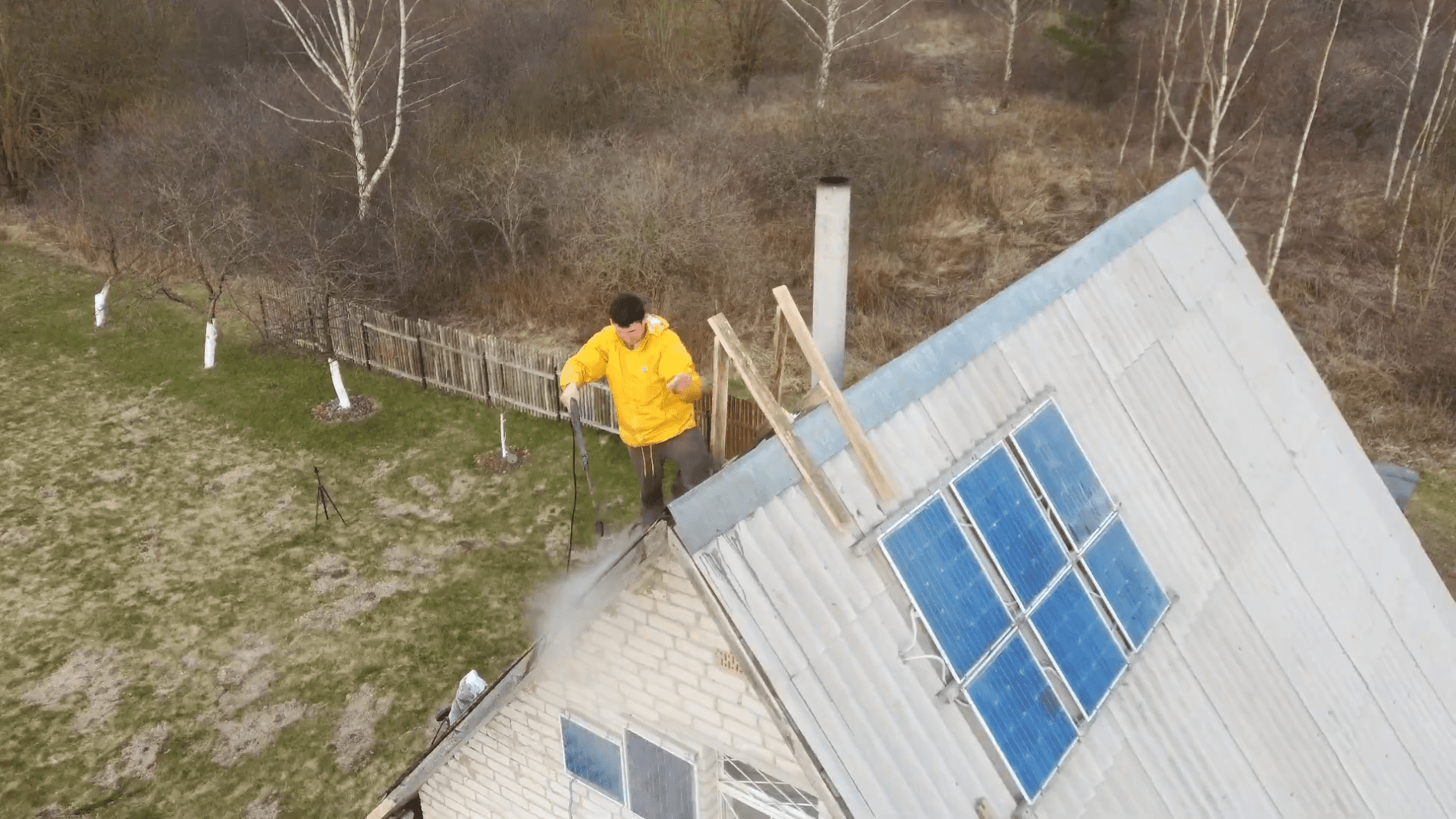 Експерти розповіли, як самостійно відмити шиферний дах будинку