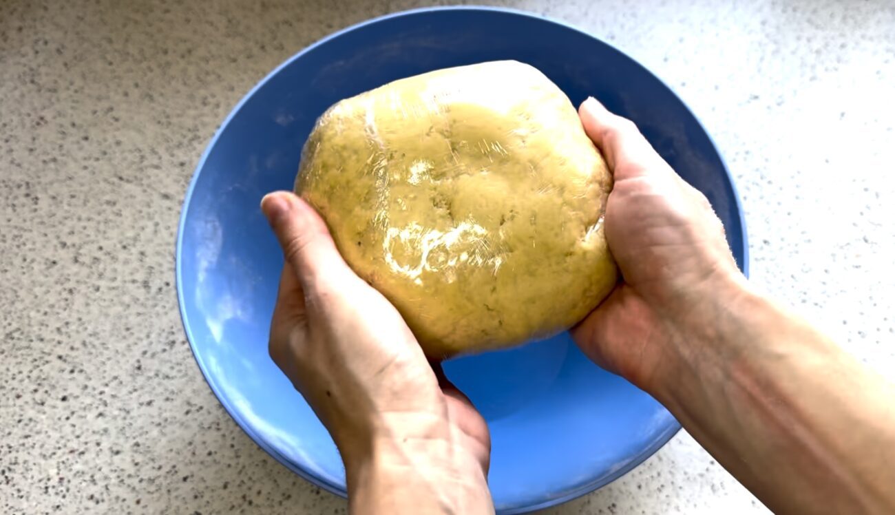 Господині поділилися старим рецептом тертого пирога. Фото: YouTube Марі готує