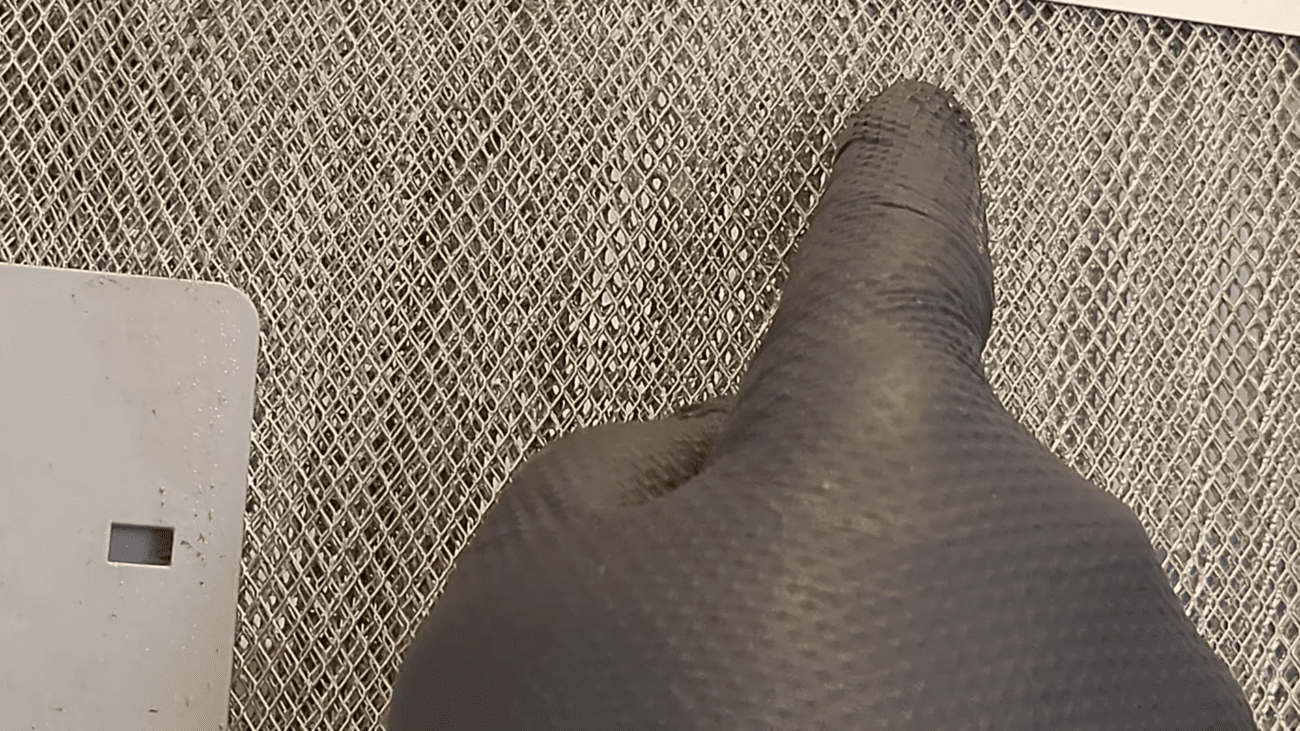 Розповідаю, як очистити решітку витяжки без зняття та хімії. Фото: YouTube Київська Школа Клінінгу