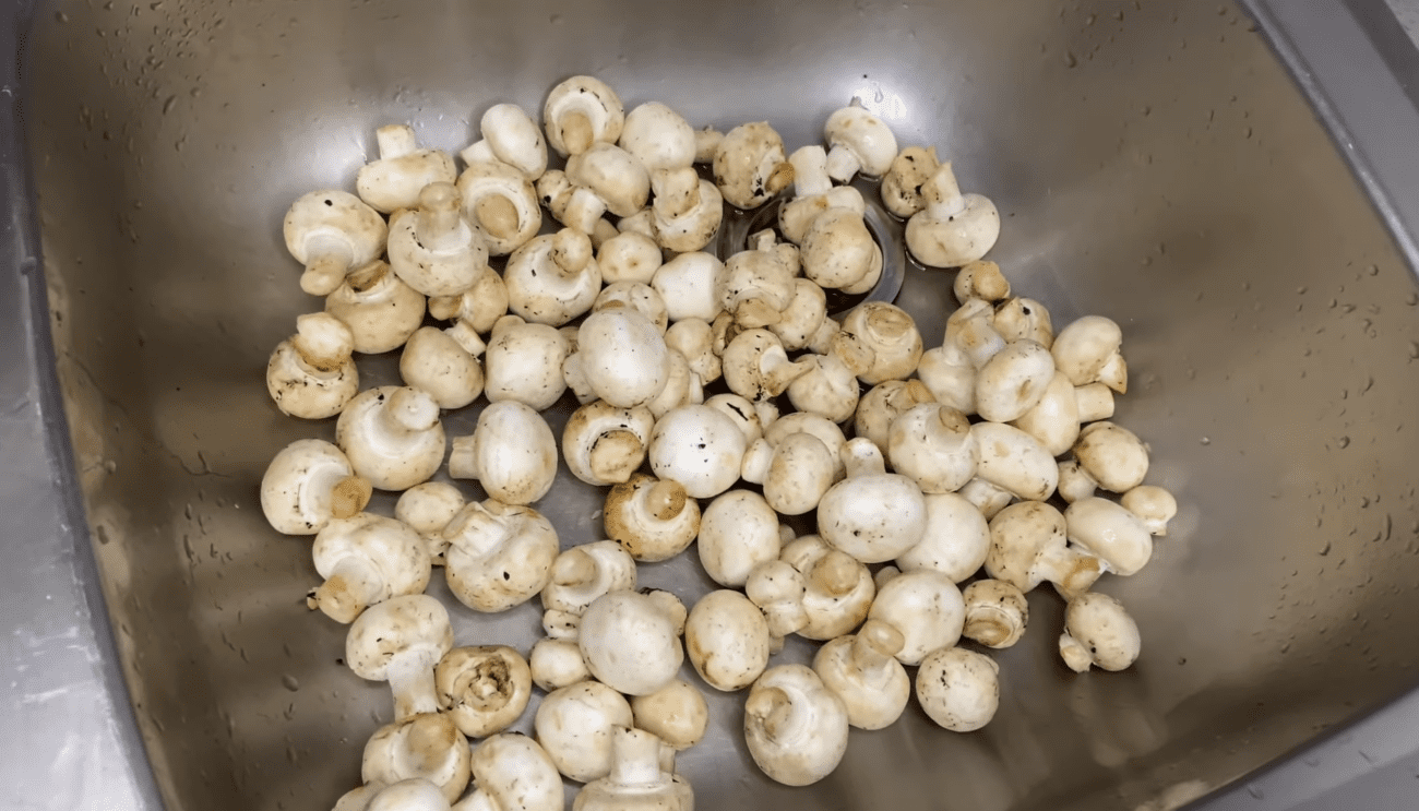 Кулінари розповіли, як приготувати смачні мариновані шампіньйони. Фото: YouTube DiaKulinaria