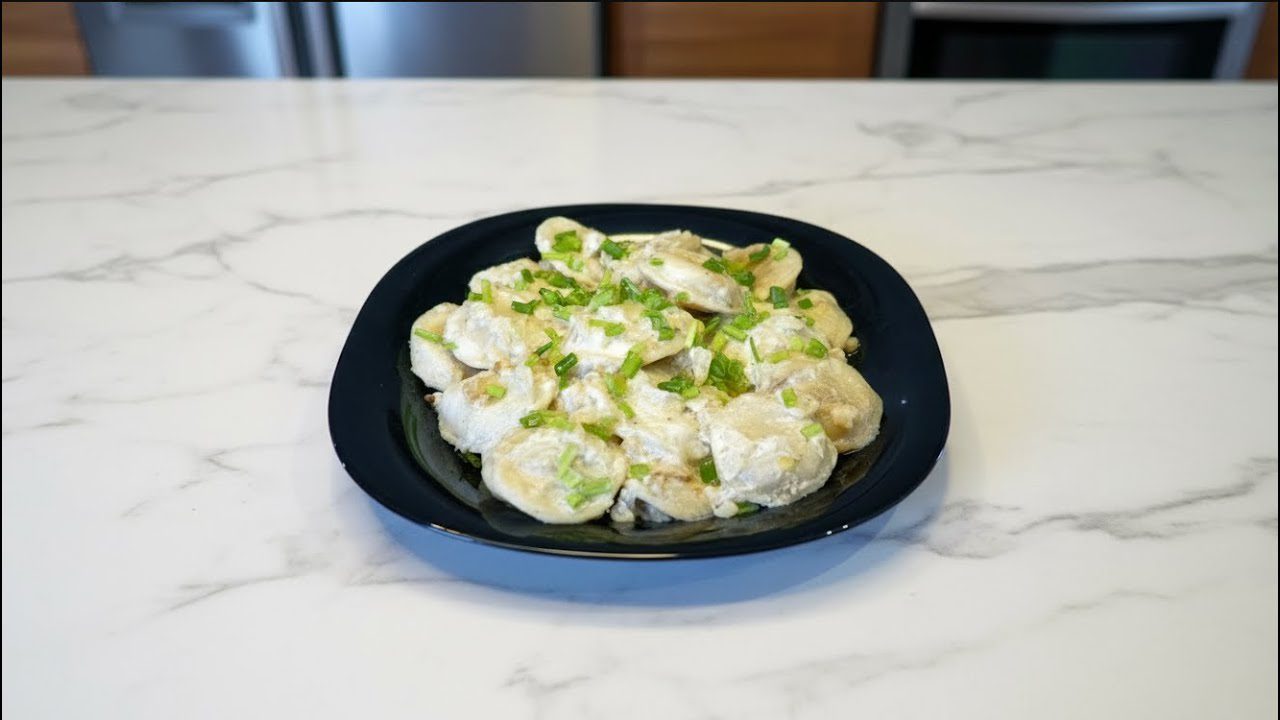 Експерти розповіли, як правильно варити пельмені, аби вони не розварювались. Фото: YouTube СмаЧота