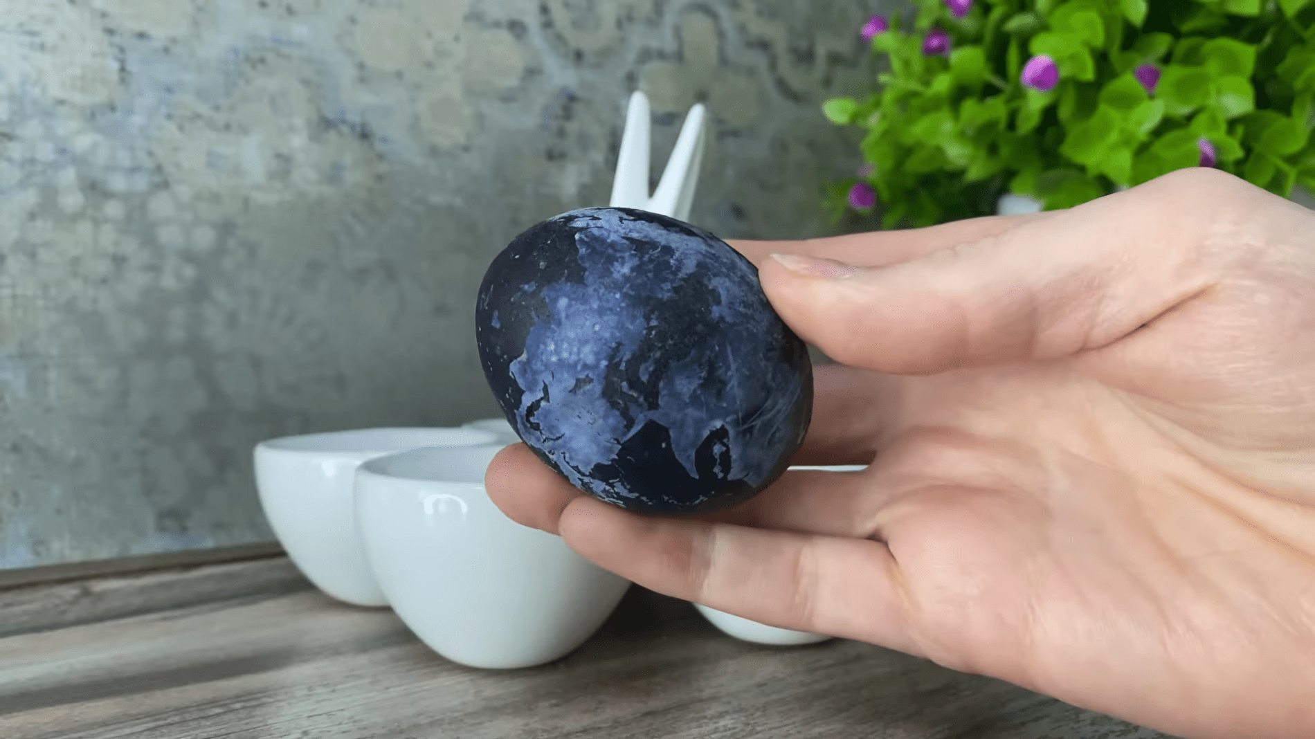 Як пофарбувати яйця на Великдень. Фото: YouTube Любимівська кухня