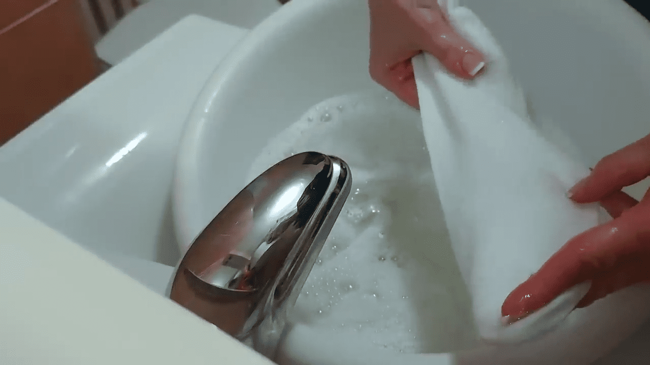 Господині розповіли, як відіпрати білі шкарпетки. Фото: YouTube JECA SVAŠTARICA