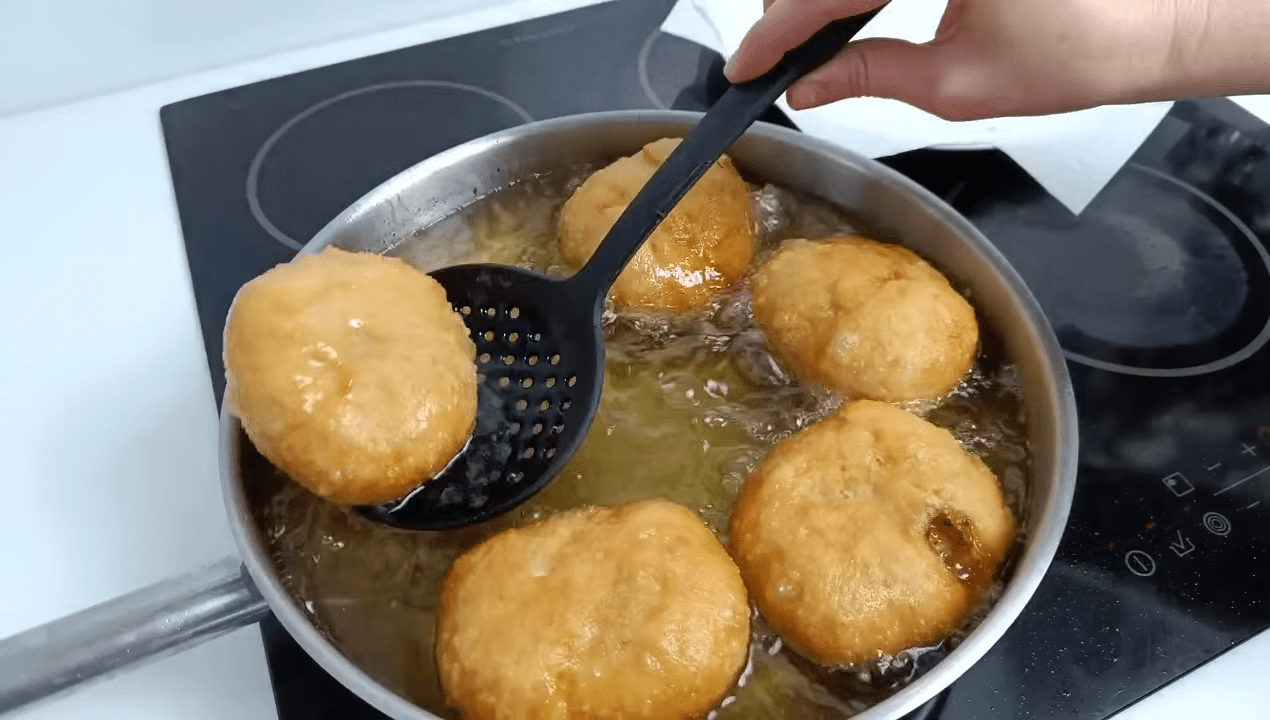 Кулінари поділились рецептом домашніх біляшів. Фото: YouTube Kateryna Tarasenko