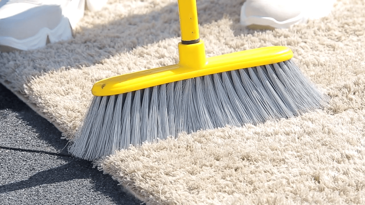 Експерти розповіли, як почистити килим в домашніх умовах. Фото: YouTube 36i6 TV