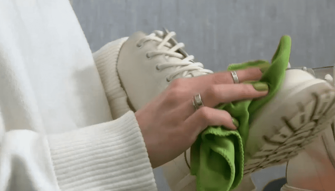 Експерти розповіли, як правильно зберігати зимове взуття до наступного сезону. Фото: YouTube Сніданок з 1+1