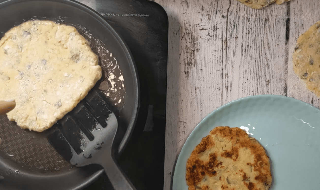 Кулінари розповіли, як приготувати смачні фінські картопляні коржики нашвидкуруч. Фото: YouTube na Vkus