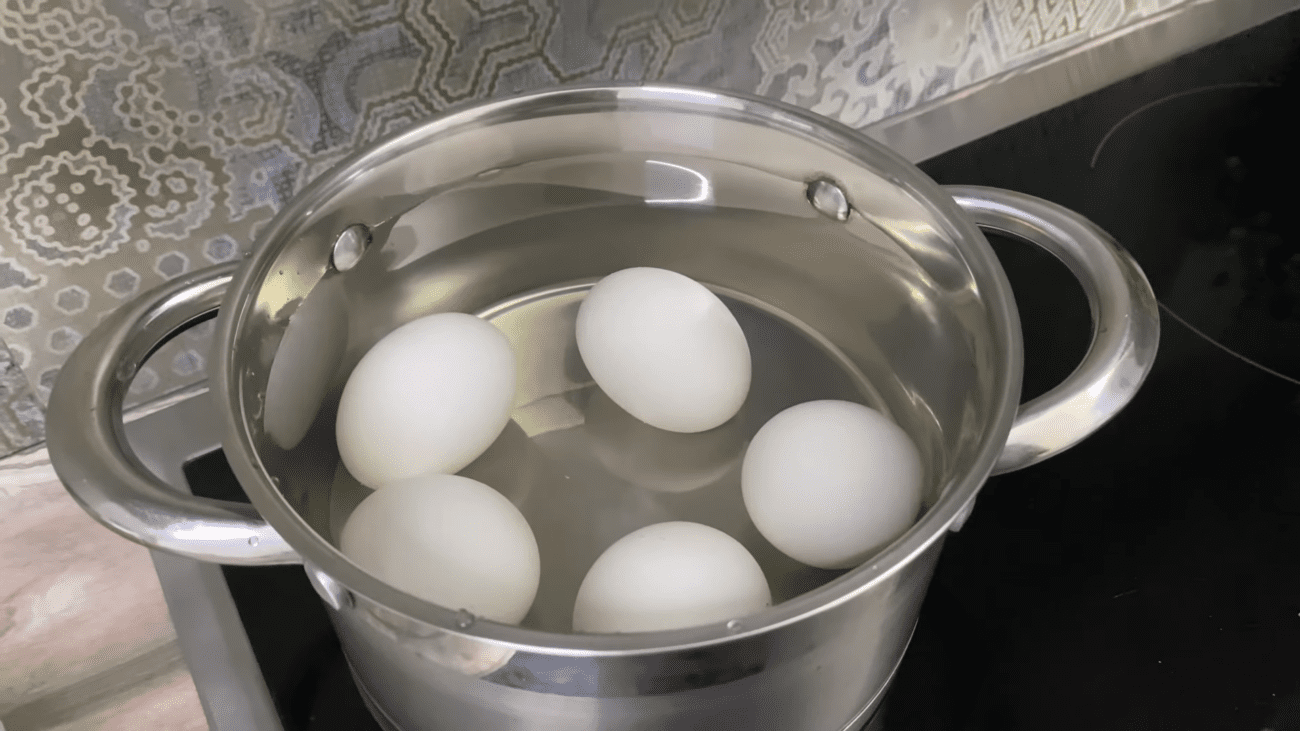 Експерти порадили, яким перевіреним способом пофарбувати яйця до свята Великодня. Фото: YouTube Любимівська кухня