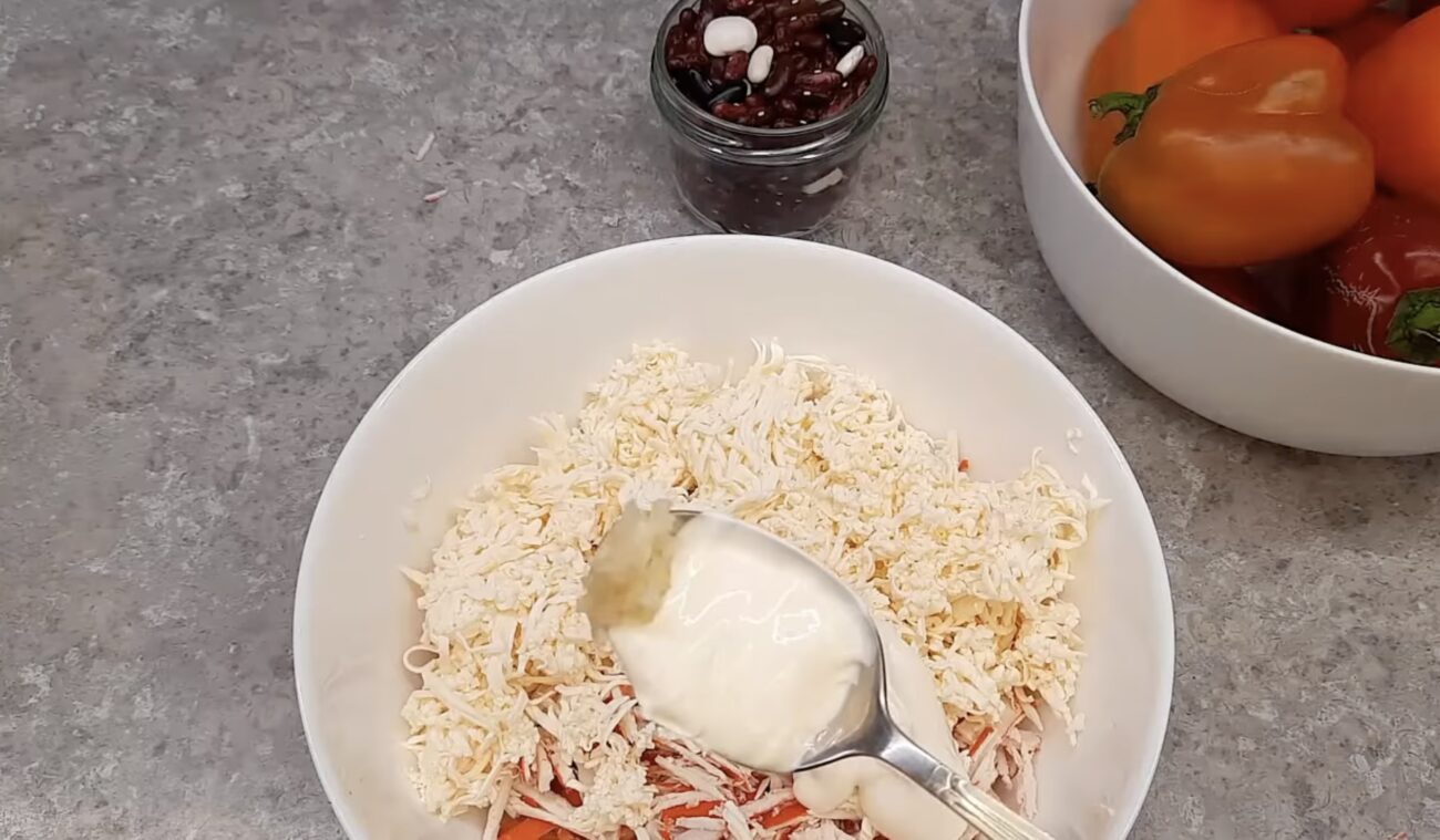 Господині поділилися оригінальним салатом з крабовими паличками. Фото: YouTube Солодко Солено