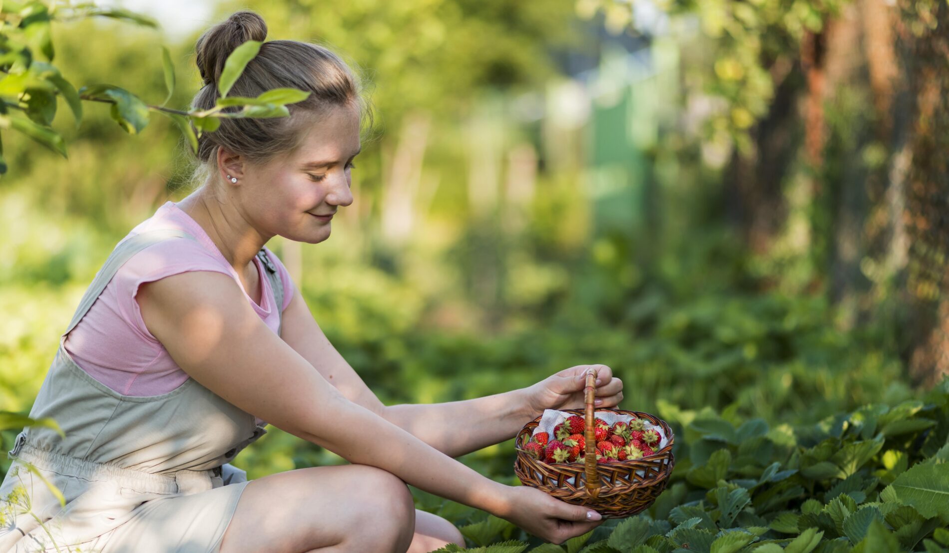 Садівники розповіли, які ягоди можна посадити у квітні. Фото: Freepik
