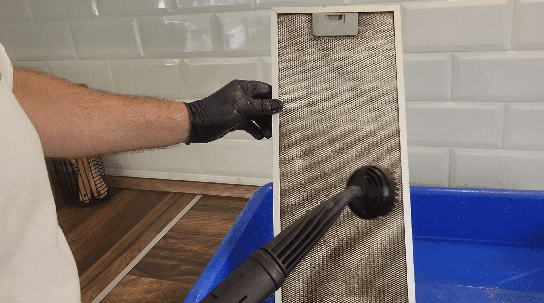 Як очистити витяжку від жиру без зняття. Фото: YouTube Київська Школа Клінінгу