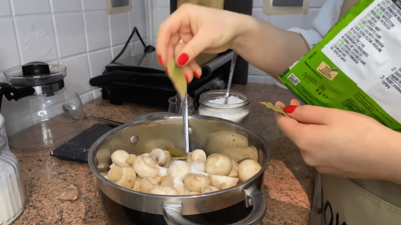 Кулінари розповіли, як приготувати смачні мариновані шампіньйони. Фото: YouTube DiaKulinaria