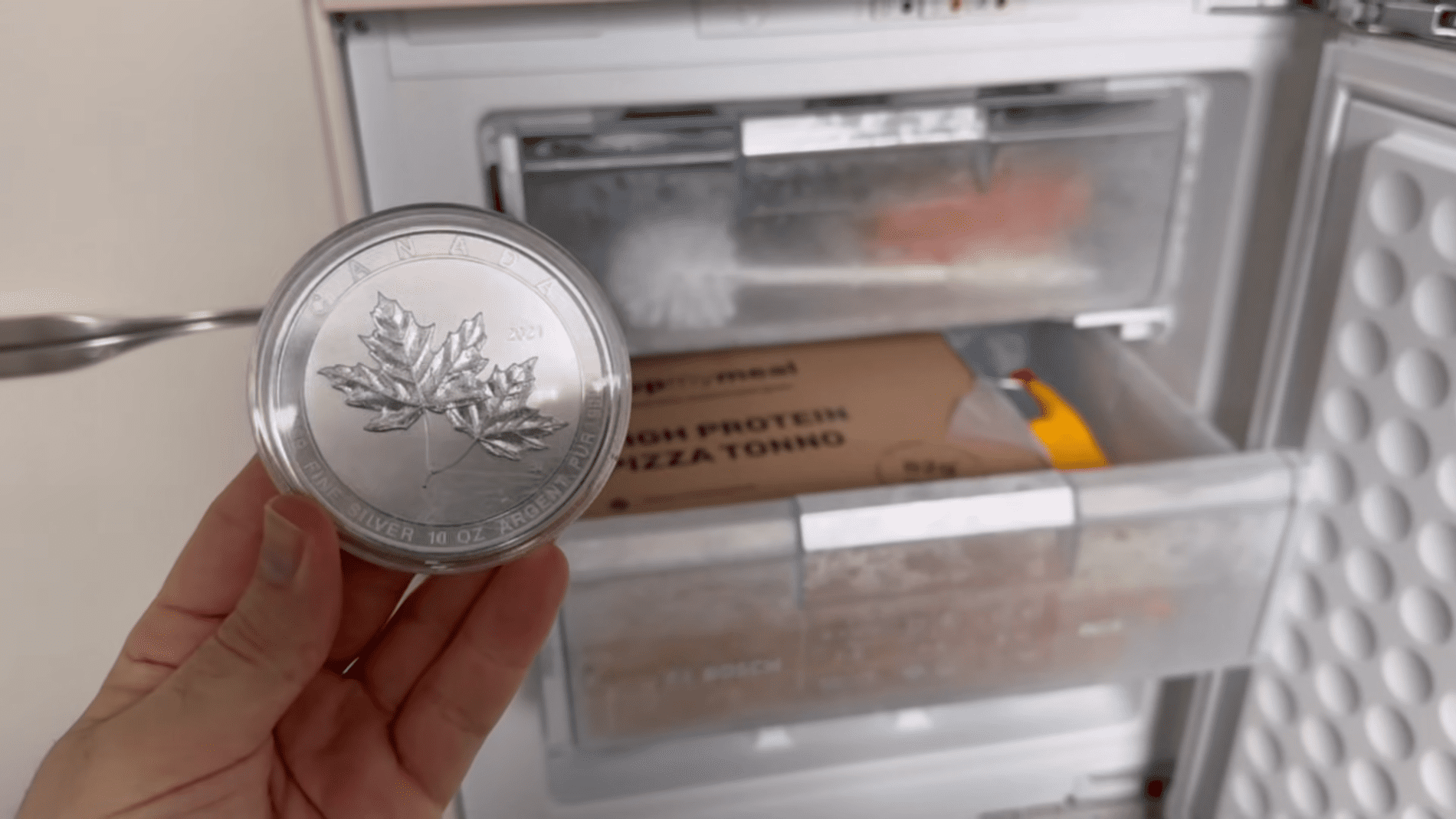 Експерти розповіли, навіщо класти монетку в морозилку. Фото: YouTube/Smart Fox