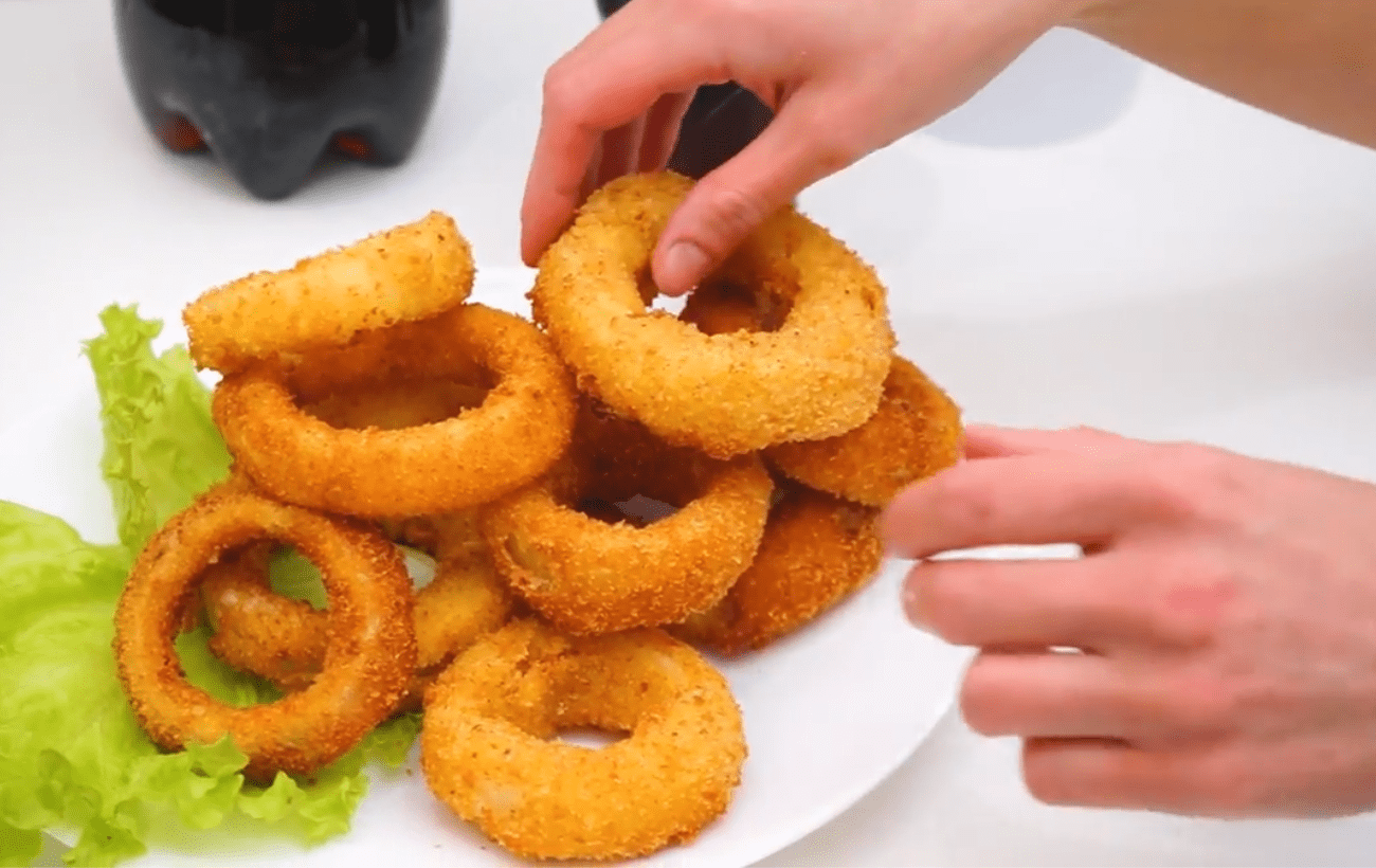 Кулінари поділились секретом приготування цибулевих кілець. Фото: YouTube  Alina FooDee