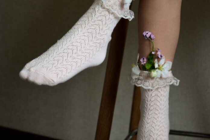 Господині розповіли, як відіпрати білі шкарпетки. Фото: Pexels