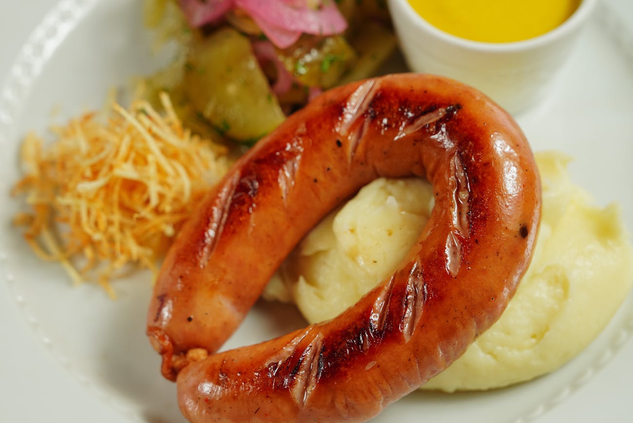 Кулінари розповіли, як приготувати у духовці пасхальну картопляну ковбасу. Фото: Pexels