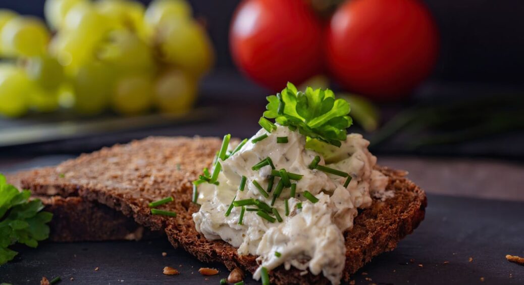 Часникова паста, яка зберігається в холодильнику й завжди готова, коли потрібно: мій найпрактичніший рецепт 