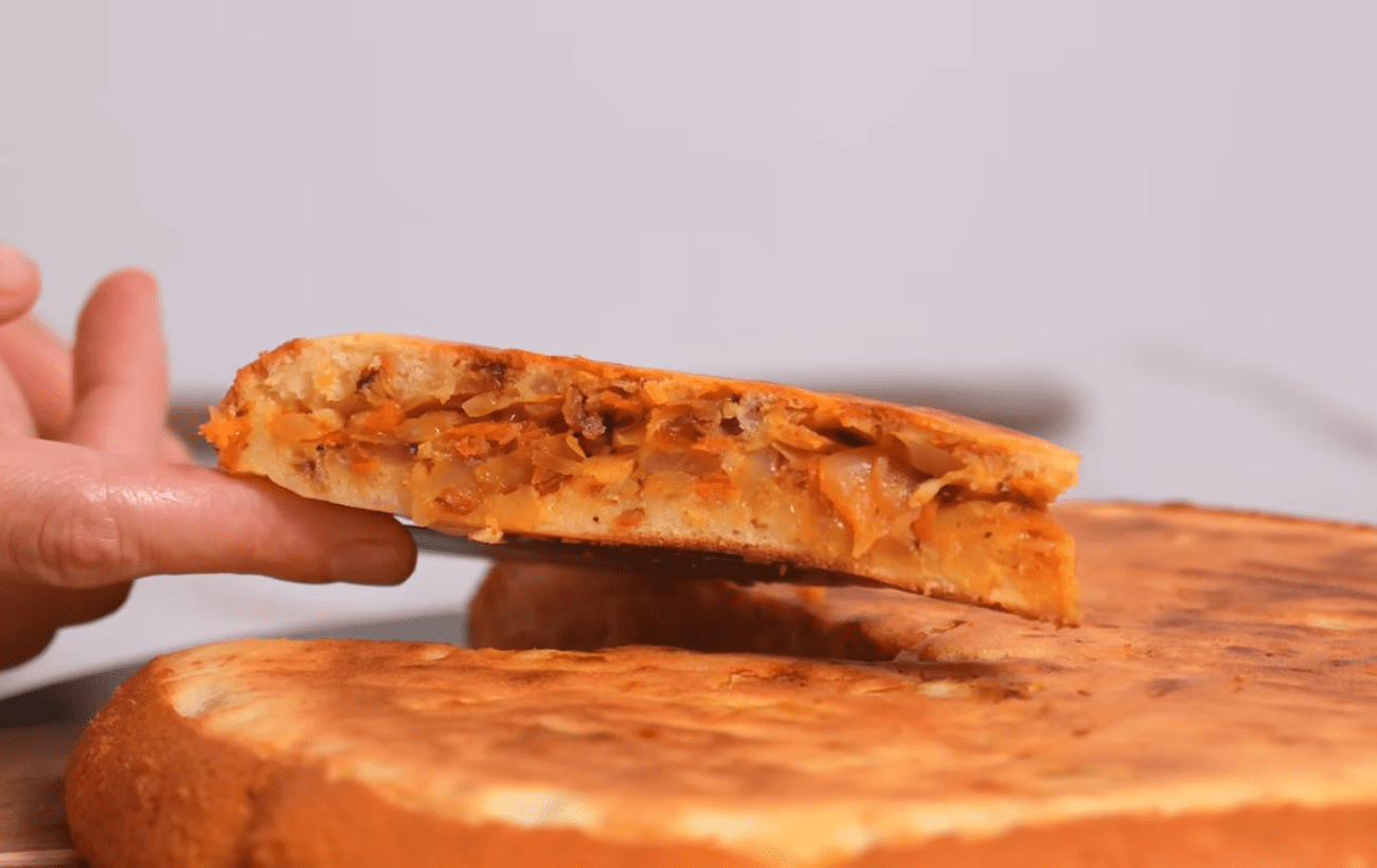 Кулінари поділились рецептом заливного пирога з капустою на пательні. Фото: YouTube Alina FooDee