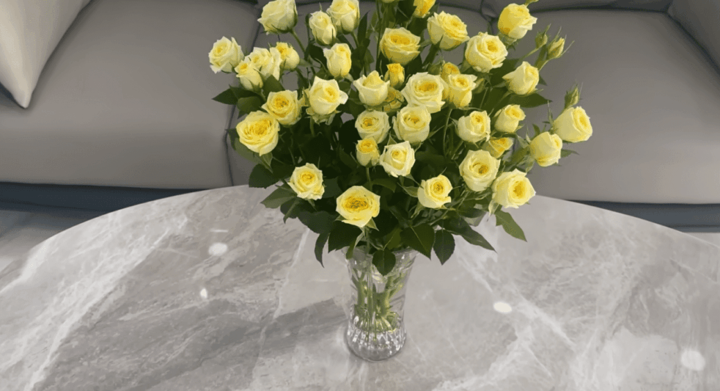 Я й подумати не могла, навіщо у вазі мідний дріт: подруга-флористка розповіла 1 секрет зберігання троянд 