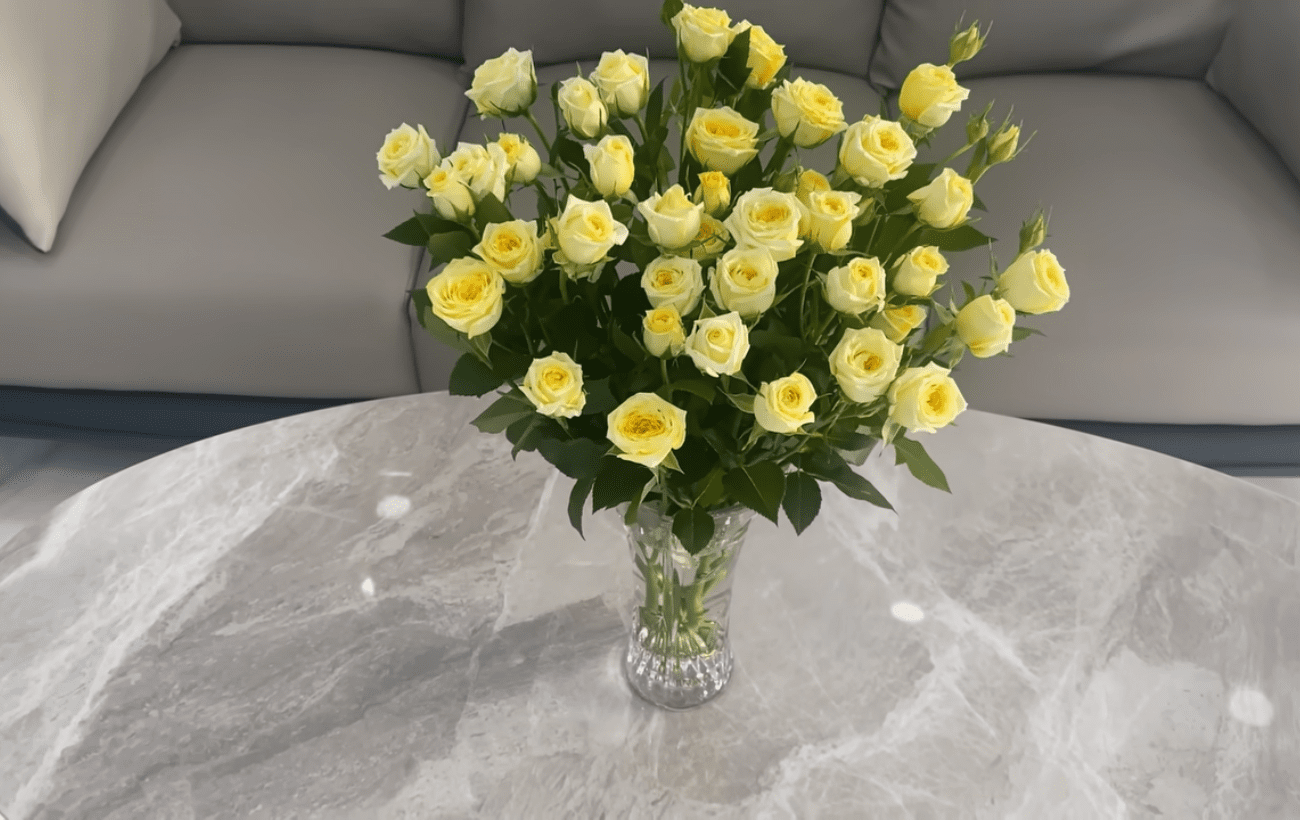 Флористи поділились секретом довгого зберігання букета троянд. Фото: YouTube Life Kreativ