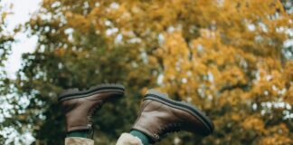Експерти розповіли, як самотужки збільшити розмір взуття. Фото: Pexels